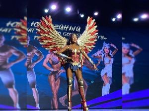 Участница в костюме Чудо-женщины произвела фурор на чемпионате по бодибилдингу в Якутске
