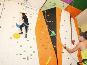 Для несовершеннолетних осужденных без изоляции от общества организовано занятие по скалолазанию