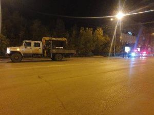 Эвакуатор наехал на двух пешеходов в центре Якутска
