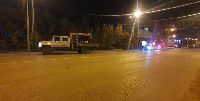 Эвакуатор наехал на двух пешеходов в центре Якутска