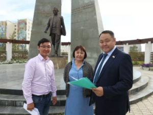 Депутаты Гордумы проверили ход благоустройства дворов, содержание общественных пространств и памятников в Якутске