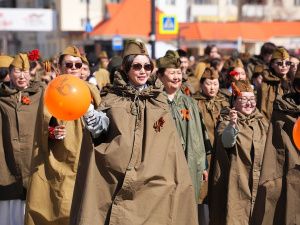 В Якутске прошло торжественное шествие школ, носящих имена героев Великой Отечественной войны «Гордимся славою героев»