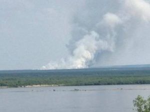 Пожарные тушат огонь недалеко от турбазы «Курулуур» в Хангаласском улусе