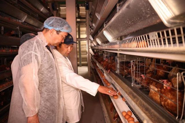 Айсен Николаев посетил Якутскую птицефабрику