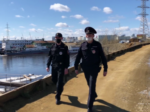 В Якутии сотрудники Северо-Восточного ЛУ МВД России спасли утопающего