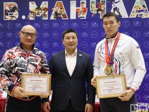 Министерство спорта Якутии наградило чемпионов мира по мас-рестлингу