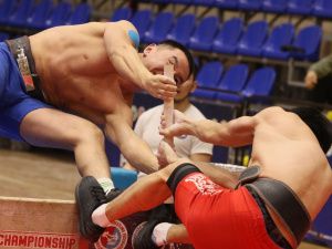 Айсиэн Мигалкин и Артем Ветров стали абсолютными чемпионами Якутии по мас-рестлингу