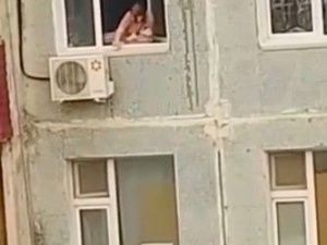 В Якутске двое детей едва не выпали из окон