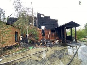 По факту пожара в частном доме с тремя жертвами в Якутске возбуждено уголовное дело
