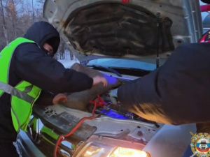 Автомобиль заглох: мать с детьми чуть не замерзли…