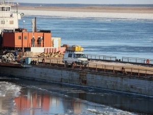На переправе Жатай-Техтюр на реке Лене начались грузовые перевозки