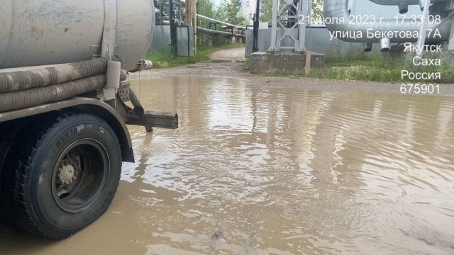 Более 10 тысяч кубометров воды откачали после дождя в Якутске