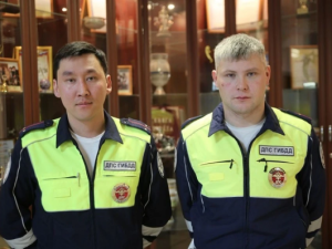 Их смелость спасла жизнь семье: инспекторы ДПС предотвратили трагедию в Якутске