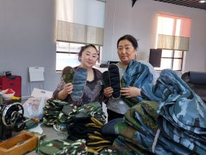 «Возвращайся, золотце»: бабушки из Нюрбы шьют экипировку для бойцов