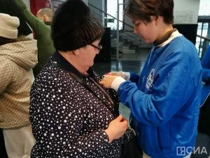 «Волонтёры Победы» раздали жителям Якутска ленты в цветах флага России