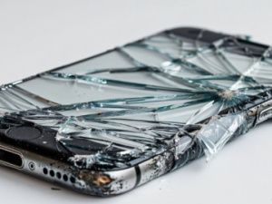 В Якутске мужчина во время ссоры разбил смартфон сожительницы: Возбуждено уголовное дело