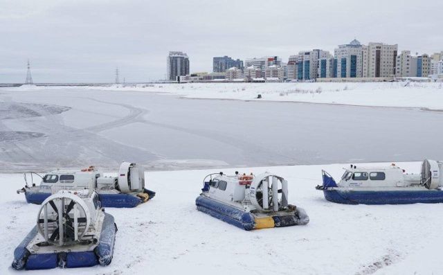 Суда на воздушной подушке готовятся к закрытию ледовой переправы