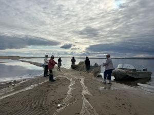 В больницах Якутии персонал и пациенты плетут маскировочные сети