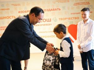 Глава Якутии принял участие в акции «Собери ребенка в школу»