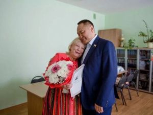 Свою первую учительницу с юбилеем поздравил спикер гордумы