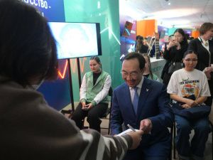 Айсен Николаев посетил тематические площадки фестиваля «Муус устар»