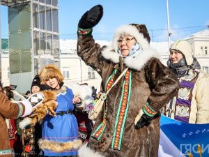 1700 человек прошлись в национальных костюмах по центру Якутска