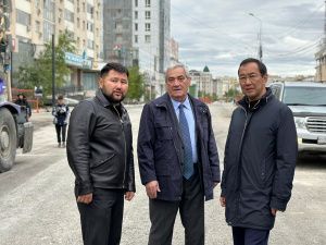 Айсен Николаев и Вячеслав Штыров проверили строительство объектов в Якутске