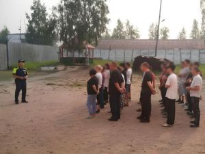 Сотрудник Госавтоинспекции провел беседу с осужденными исправительного центра в г. Ленске 