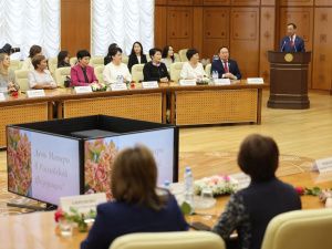 Айсен Николаев вручил государственные награды матерям Якутии