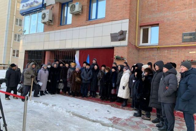 Мемориальную доску первому директору Института Олонхо СВФУ открыли в Якутске