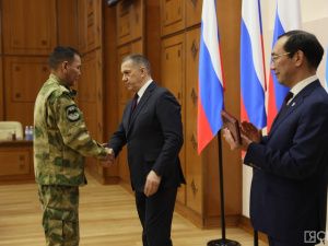 Зампред правительства России Юрий Трутнев вручил госнаграды военнослужащим и добровольцам Якутии