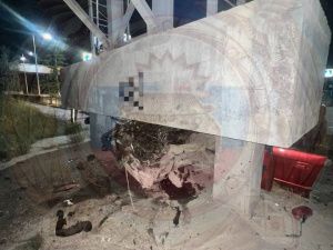 На Хатын-Юряхском шоссе Якутска водитель без прав на большой скорости въехал в бетонную сваю