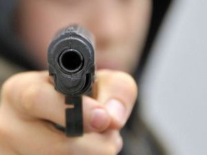 В Якутии врач открыл стрельбу на улице. Пострадавшему спасают зрение