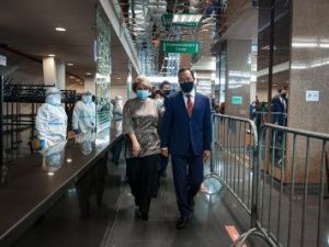 Айсен Николаев проверил готовность Центра неотложной помощи для больных с острыми респираторными инфекциями в Якутске