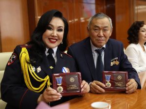 Айсен Николаев вручил якутянам госнаграды РФ и РС(Я)