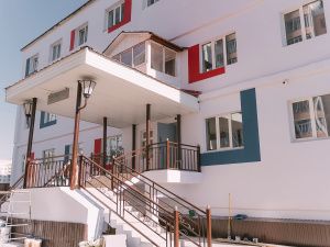 Евгений Григорьев осмотрел Саха-корейскую школу и школу № 16 после капитального ремонта