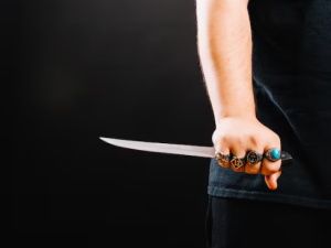 В Верхневилюйском улусе женщина ранила ножом супруга