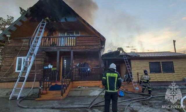 Мужчина и грудной ребенок пострадали при пожаре