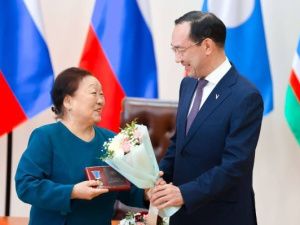 Многодетные матери получили государственные награды от Айсена Николаева