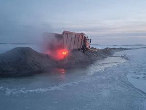 Подъем воды на Лене! Не удается навести переправу через реку