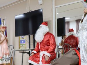 Сотрудники УФСИН порадовали детей представлением с Дедом Морозом и Снегурочкой