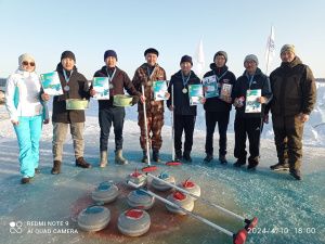 В селе Балыктах Якутии провели соревнования по керлингу среди местных жителей