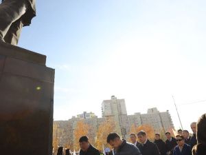 Андрей Тарасенко возложил цветы к памятнику Максиму Кировичу Аммосову