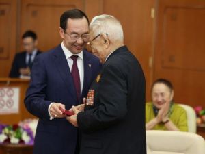 Айсен Николаев вручил участникам Великой Отечественной войны региональные знаки к 80-летию Победы