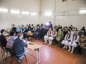 Сардана Авксентьева и Владимир Федоров провели открытые уроки в школах Якутска