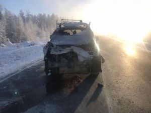 В Якутии иномарка с шестью пассажирами врезалась в большегруз: пострадала женщина