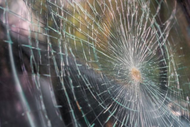 В Якутске 19-летний парень разбил стёкла машины знакомой после ссоры