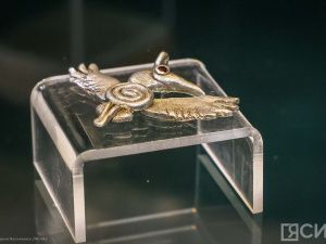 В НХМ Якутии открылась выставка всемирно известного художника-ювелира Александра Манжурьева