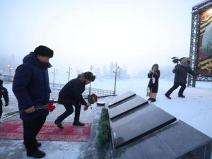 Глава Якутии возложил цветы к памятнику Герою Советского Союза Федору Попову