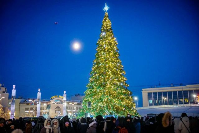 В Якутске зажгли первую в стране новогоднюю ёлку